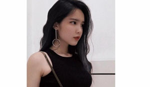 越南高中妹子福利美照 皮膚白皙，傲人上圍呼之欲出