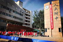 高考迎來"00后" 北京6萬余名考生走進考場 7日上午，北京市6萬余名考生走進91個考點參加高考，高考迎來“00后”時代。記者分赴北京多處考點，探訪開考首日情況。 【詳細(xì)】