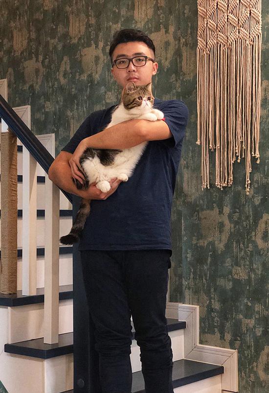 譚盛田說自己平日里“得過且過”，用“二”的態(tài)度對待生活，其實正是成都人推崇的“天性樂觀，熱愛生活”。本文圖均為澎湃新聞記者 陳凱姿 圖