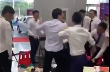 情侶4S店用麻將“八萬”購車被圍毆？抖音辟謠