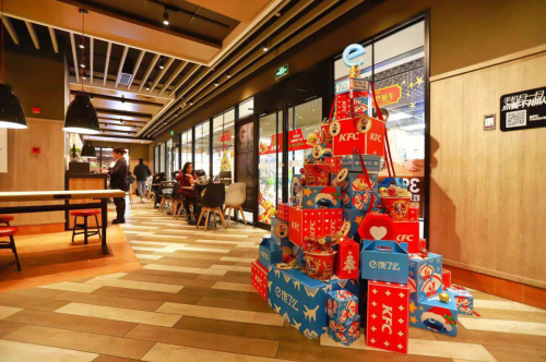 本次餓了么與肯德基的合作，便是全場(chǎng)景視域下的一次數(shù)字化融合營(yíng)銷。面對(duì)繁盛的阿里本地生活服務(wù)生態(tài)圈所蘊(yùn)含的無(wú)窮可能性，此次的合作，旨在拓展和打通用戶的體驗(yàn)鏈路，不止餓了么線上單一用戶觸點(diǎn)，更融入肯德基線下五城60家門(mén)店同步觸達(dá)門(mén)店消費(fèi)者，消費(fèi)者可以通過(guò)店內(nèi)餓了么圣誕樹(shù)裝置直接領(lǐng)取線上紅包福利。從其中，我們不難窺探到肯德基數(shù)字化升級(jí)的決心，更能感受到餓了么驅(qū)策線上線下消費(fèi)場(chǎng)景緊密聯(lián)動(dòng)的澎湃推力。