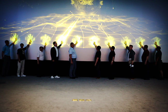 據(jù)主辦方透露，此部電影主要講述了一個(gè)80后影視公司老板，因欠巨額債務(wù)無(wú)力還款而被高利貸催債，緊要關(guān)頭偶然回憶起自己曾經(jīng)有上千個(gè)比特幣，但忘記了密碼！之后開(kāi)始用一系列辦法尋找比特幣密碼。期間不斷迷失自我，想重新包裝以前的項(xiàng)目，這個(gè)過(guò)程中經(jīng)歷了幣圈、鏈圈、礦圈跌宕起伏的戲劇性生活，費(fèi)了九牛二虎之力，募集了一大批比特幣，而正準(zhǔn)備變現(xiàn)還錢重啟大項(xiàng)目時(shí)，又碰到94事件，經(jīng)過(guò)激烈的內(nèi)心掙扎，不得不退幣！退幣后又去俄羅斯嘗試用催眠術(shù)找回自己的密碼……尋找比特幣密碼其實(shí)也是主人公找回人生密碼、事業(yè)密碼以及發(fā)現(xiàn)區(qū)塊鏈技術(shù)革命的過(guò)程。