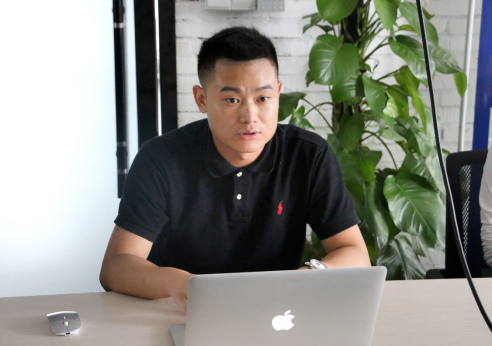 新浪安徽微博房產(chǎn)事業(yè)部總經(jīng)理李松講話(huà)