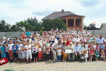 世界最大家庭！耄耋老人擁有346個子孫住在烏克蘭南部敖德薩地區(qū)一個村子里的帕維爾從小就一直夢想著將來有一個大家庭，當他的妻子為他生下13個孩子時，他非常激動。經(jīng)過多年的發(fā)展壯大，他的家族已經(jīng)有346個成員，其中最年輕的孩子只有兩周大。【詳細】國際新聞｜國際熱圖