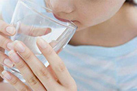 盛夏要喝溫開水夏天，應(yīng)該養(yǎng)成喝溫開水的習(xí)慣，盡量少喝或不喝冷水或冷飲。與體溫相近的溫水分子能較快排列整齊地進入腸壁，所以能解渴。另外，喝了溫飲出點汗，可帶走體內(nèi)部分熱量，這樣飲水對身體無害?！驹敿殹?衛(wèi)生健康