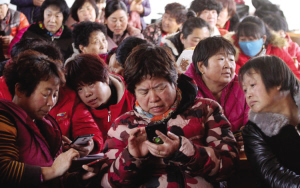 　　村民們學(xué)習(xí)使用抖音和公眾號。