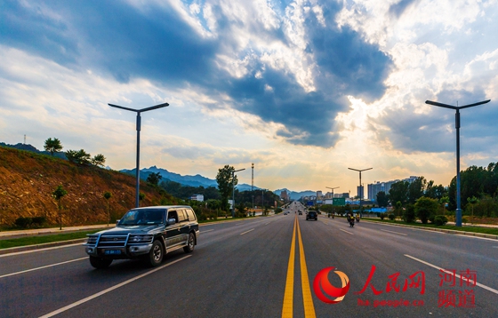 河南：鋪就"四好農(nóng)村路" 打開(kāi)鄉(xiāng)村幸福門(mén)　　在中原大地，四通八達(dá)的“四好農(nóng)村路”像一條條“血管”，喚醒沉睡的村莊，催生鄉(xiāng)村的“蝶變”……【詳細(xì)】