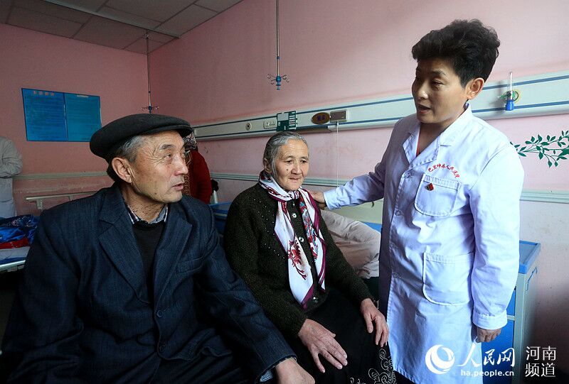 援疆醫(yī)生馬啟敏：給牧民帶來(lái)"生"的希望　　三年兩次援疆，河南醫(yī)生馬啟敏用精湛的醫(yī)術(shù)，呵護(hù)著牧區(qū)女性的健康，給這片土地帶來(lái)了“生”的希望。三九寒冬，距離鄭州2600公里的新疆哈密市巴里坤哈薩克族自治縣最低氣溫達(dá)零下30攝氏度，但巴里坤縣人民醫(yī)院一樓的病房?jī)?nèi)卻格外溫暖……【詳細(xì)】