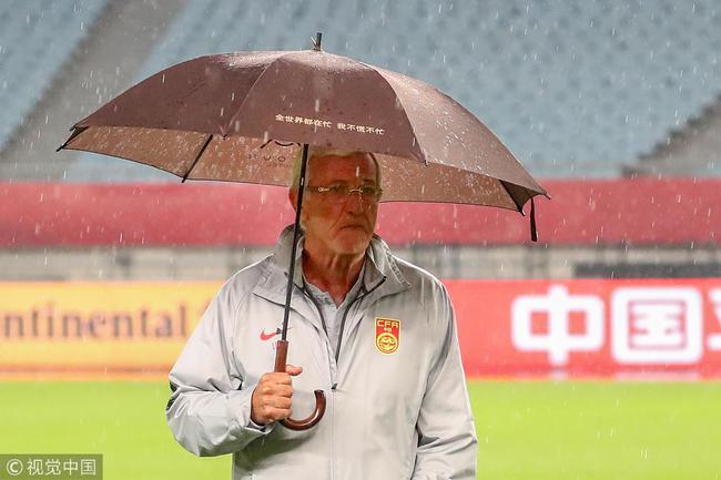里皮雨中指揮國足備戰(zhàn)