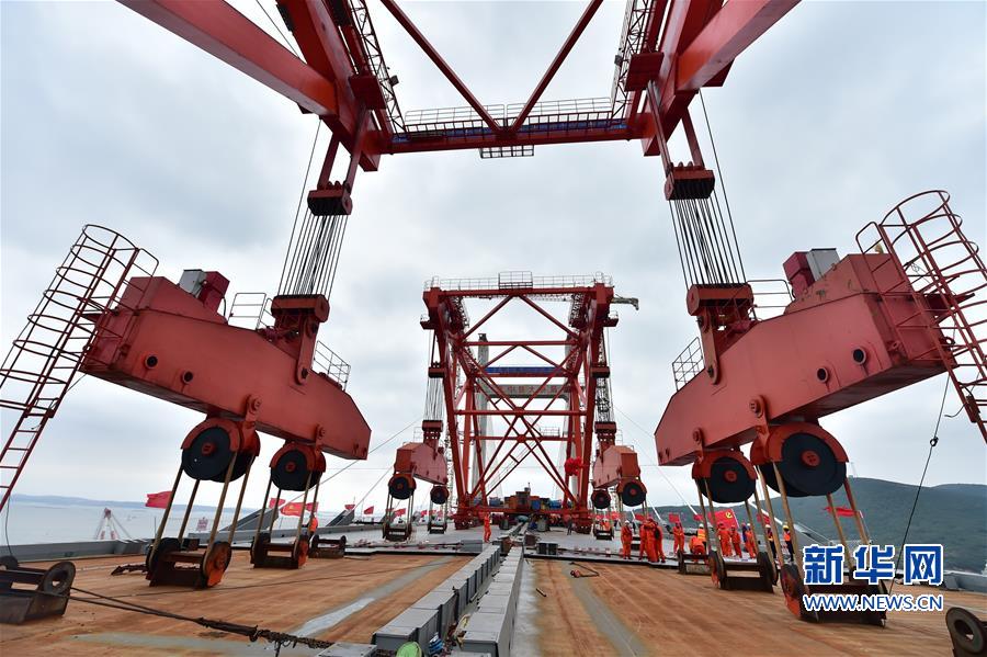 平潭海峽公鐵兩用大橋大小練島水道橋鋼桁梁合龍