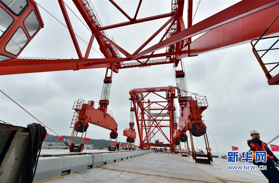 平潭海峽公鐵兩用大橋大小練島水道橋鋼桁梁合龍