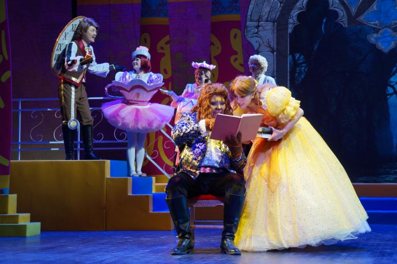 原創(chuàng)話劇《遙遠(yuǎn)的她》首演青島市話劇院昨日發(fā)布全年演出計(jì)劃