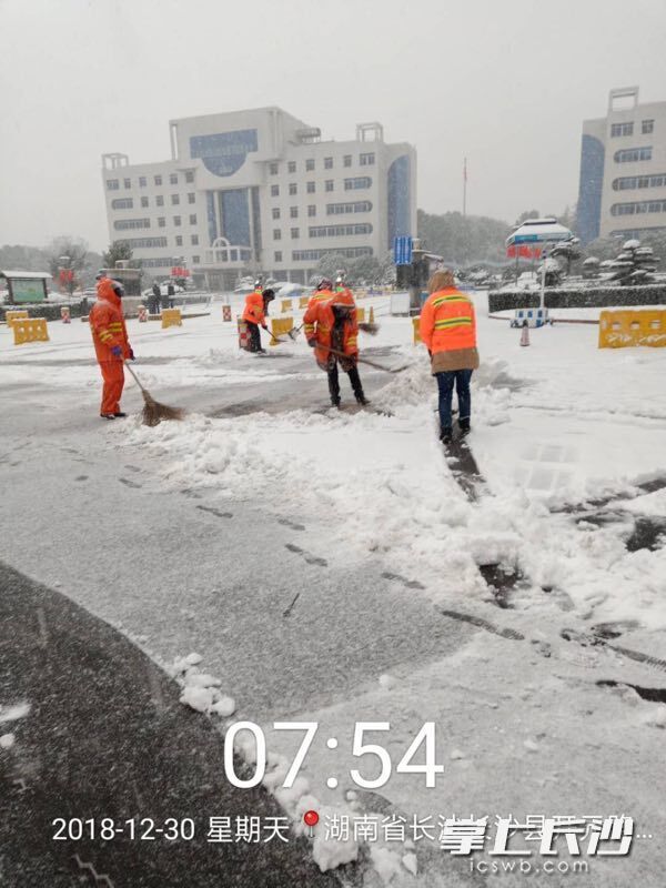 星城一夜“白” 道路結(jié)冰黃色預(yù)警發(fā)布 長沙多部門連夜應(yīng)急處置