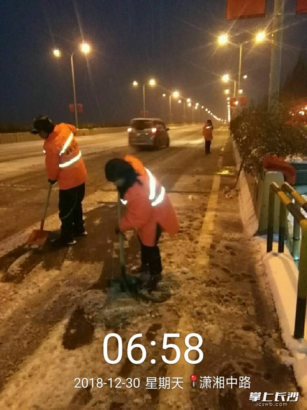 星城一夜“白” 道路結(jié)冰黃色預(yù)警發(fā)布 長沙多部門連夜應(yīng)急處置