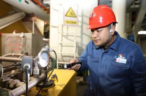 【央企楷模③】情暖邊疆的“石榴籽” 艾爾肯?買買提的故事