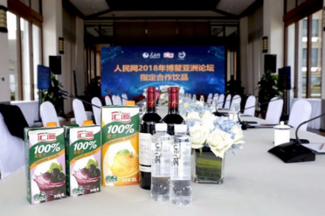 5月的中國品牌日，匯源登上人民日報整版，發(fā)出“我是匯源，我是中國品牌”的誓言。同時，整版海報以二維碼的形式鏈接720°VR全景視頻，引導大眾在VR世界中一覽匯源生產(chǎn)車間、科研場所、農(nóng)業(yè)產(chǎn)業(yè)園等內(nèi)容，深化他們對匯源品牌形象的多元化認知。這一營銷舉措承接年初系列傳播舉動，并進一步深化匯源在主流語境之中的品牌傳播，令人印象深刻。