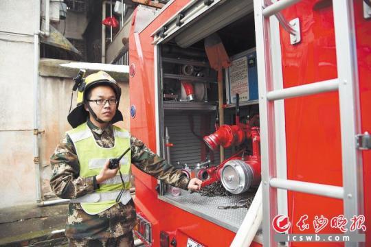 　　昨日上午，消防員在為長沙市傳染病醫(yī)院供水。　　長沙晚報全媒體記者 劉琦 攝