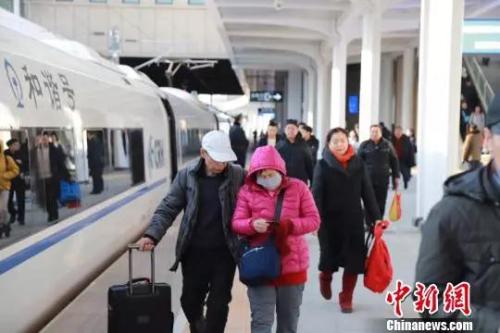 資料圖：正在準(zhǔn)備上車的旅客。張學(xué)鵬 攝