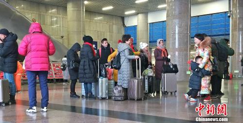 資料圖：北京西站正在候車的旅客。姚露 攝