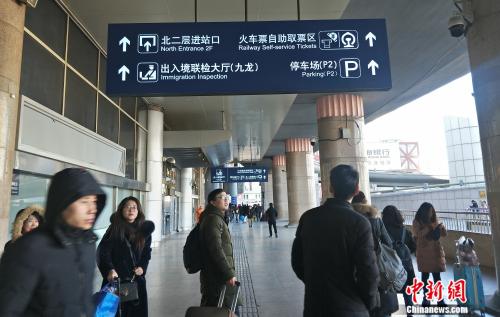 資料圖：前往自助取票區(qū)的旅客。姚露 攝