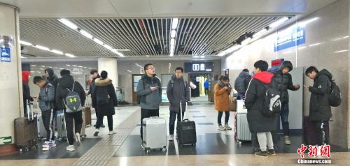 資料圖：正在車站內(nèi)候車的旅客。姚露 攝