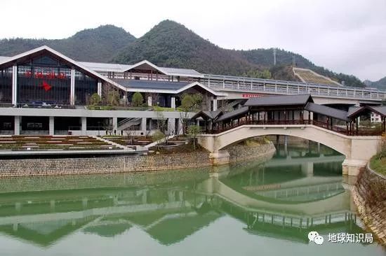 多條高鐵正式通車：路，只修一條是不夠的