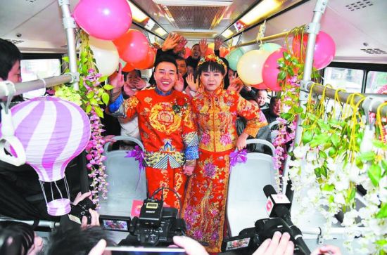 越來越多的新人選擇公交車作為“婚車”