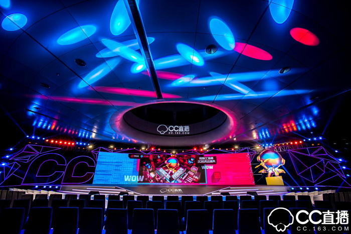 除此之外,網(wǎng)易CC直播對盛典現(xiàn)場也做了很多別出心裁的設(shè)計(jì),現(xiàn)場分為互動區(qū)、采訪區(qū)以及主題舞臺區(qū)。值得注意的是在互動區(qū)域,CC3D小金人通過投影技術(shù),實(shí)現(xiàn)不同的效果體驗(yàn),增強(qiáng)現(xiàn)場粉絲與主播的實(shí)時(shí)互動。在現(xiàn)場引起眾多粉絲駐足觀看的還有發(fā)光秋千,頗具創(chuàng)意的燈光效果設(shè)計(jì)引發(fā)了眾多粉絲拍照發(fā)微博以及朋友圈,分享實(shí)時(shí)動態(tài)。