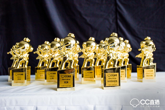 除此之外,網(wǎng)易CC直播對盛典現(xiàn)場也做了很多別出心裁的設(shè)計(jì),現(xiàn)場分為互動區(qū)、采訪區(qū)以及主題舞臺區(qū)。值得注意的是在互動區(qū)域,CC3D小金人通過投影技術(shù),實(shí)現(xiàn)不同的效果體驗(yàn),增強(qiáng)現(xiàn)場粉絲與主播的實(shí)時(shí)互動。在現(xiàn)場引起眾多粉絲駐足觀看的還有發(fā)光秋千,頗具創(chuàng)意的燈光效果設(shè)計(jì)引發(fā)了眾多粉絲拍照發(fā)微博以及朋友圈,分享實(shí)時(shí)動態(tài)。