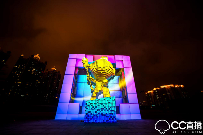 除此之外,網(wǎng)易CC直播對盛典現(xiàn)場也做了很多別出心裁的設(shè)計(jì),現(xiàn)場分為互動區(qū)、采訪區(qū)以及主題舞臺區(qū)。值得注意的是在互動區(qū)域,CC3D小金人通過投影技術(shù),實(shí)現(xiàn)不同的效果體驗(yàn),增強(qiáng)現(xiàn)場粉絲與主播的實(shí)時(shí)互動。在現(xiàn)場引起眾多粉絲駐足觀看的還有發(fā)光秋千,頗具創(chuàng)意的燈光效果設(shè)計(jì)引發(fā)了眾多粉絲拍照發(fā)微博以及朋友圈,分享實(shí)時(shí)動態(tài)。