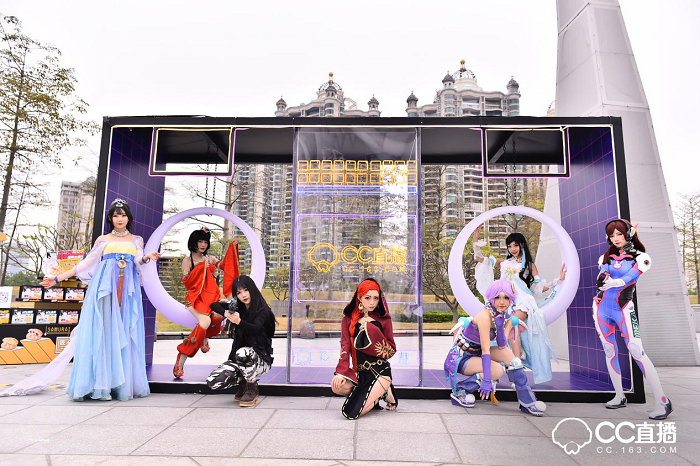 除此之外,網(wǎng)易CC直播對盛典現(xiàn)場也做了很多別出心裁的設(shè)計(jì),現(xiàn)場分為互動區(qū)、采訪區(qū)以及主題舞臺區(qū)。值得注意的是在互動區(qū)域,CC3D小金人通過投影技術(shù),實(shí)現(xiàn)不同的效果體驗(yàn),增強(qiáng)現(xiàn)場粉絲與主播的實(shí)時(shí)互動。在現(xiàn)場引起眾多粉絲駐足觀看的還有發(fā)光秋千,頗具創(chuàng)意的燈光效果設(shè)計(jì)引發(fā)了眾多粉絲拍照發(fā)微博以及朋友圈,分享實(shí)時(shí)動態(tài)。