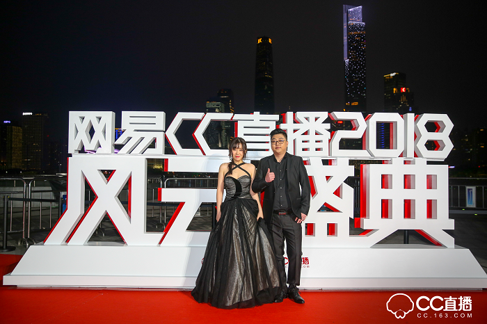 除此之外,網(wǎng)易CC直播對盛典現(xiàn)場也做了很多別出心裁的設(shè)計(jì),現(xiàn)場分為互動區(qū)、采訪區(qū)以及主題舞臺區(qū)。值得注意的是在互動區(qū)域,CC3D小金人通過投影技術(shù),實(shí)現(xiàn)不同的效果體驗(yàn),增強(qiáng)現(xiàn)場粉絲與主播的實(shí)時(shí)互動。在現(xiàn)場引起眾多粉絲駐足觀看的還有發(fā)光秋千,頗具創(chuàng)意的燈光效果設(shè)計(jì)引發(fā)了眾多粉絲拍照發(fā)微博以及朋友圈,分享實(shí)時(shí)動態(tài)。