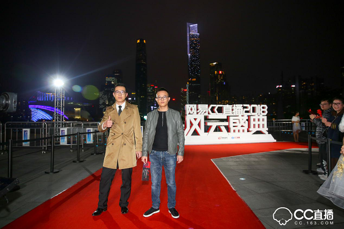 除此之外,網(wǎng)易CC直播對盛典現(xiàn)場也做了很多別出心裁的設(shè)計(jì),現(xiàn)場分為互動區(qū)、采訪區(qū)以及主題舞臺區(qū)。值得注意的是在互動區(qū)域,CC3D小金人通過投影技術(shù),實(shí)現(xiàn)不同的效果體驗(yàn),增強(qiáng)現(xiàn)場粉絲與主播的實(shí)時(shí)互動。在現(xiàn)場引起眾多粉絲駐足觀看的還有發(fā)光秋千,頗具創(chuàng)意的燈光效果設(shè)計(jì)引發(fā)了眾多粉絲拍照發(fā)微博以及朋友圈,分享實(shí)時(shí)動態(tài)。