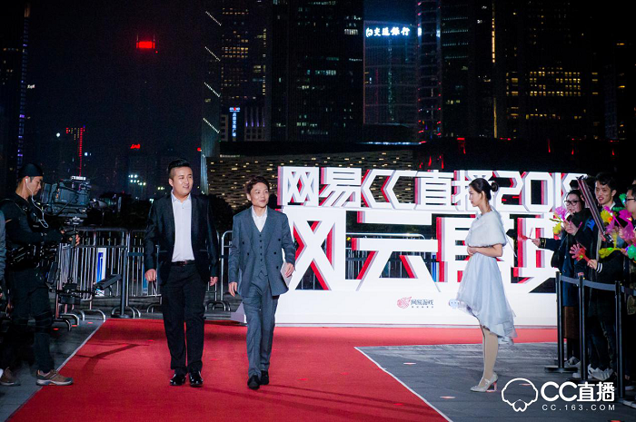 除此之外,網(wǎng)易CC直播對盛典現(xiàn)場也做了很多別出心裁的設(shè)計(jì),現(xiàn)場分為互動區(qū)、采訪區(qū)以及主題舞臺區(qū)。值得注意的是在互動區(qū)域,CC3D小金人通過投影技術(shù),實(shí)現(xiàn)不同的效果體驗(yàn),增強(qiáng)現(xiàn)場粉絲與主播的實(shí)時(shí)互動。在現(xiàn)場引起眾多粉絲駐足觀看的還有發(fā)光秋千,頗具創(chuàng)意的燈光效果設(shè)計(jì)引發(fā)了眾多粉絲拍照發(fā)微博以及朋友圈,分享實(shí)時(shí)動態(tài)。