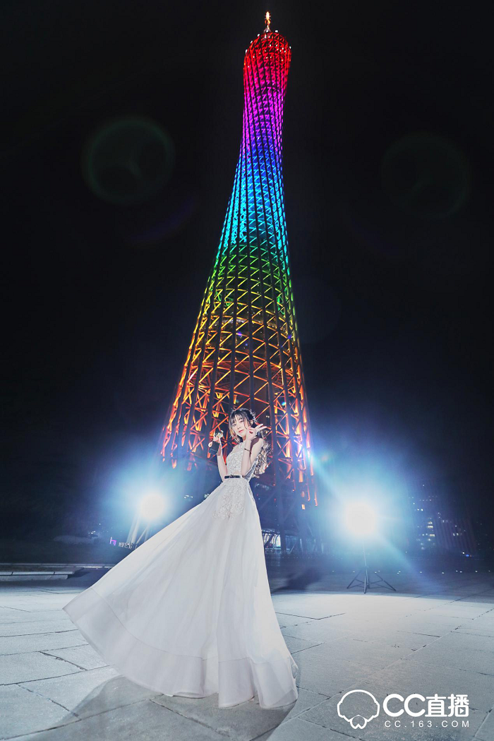 除此之外,網(wǎng)易CC直播對盛典現(xiàn)場也做了很多別出心裁的設(shè)計(jì),現(xiàn)場分為互動區(qū)、采訪區(qū)以及主題舞臺區(qū)。值得注意的是在互動區(qū)域,CC3D小金人通過投影技術(shù),實(shí)現(xiàn)不同的效果體驗(yàn),增強(qiáng)現(xiàn)場粉絲與主播的實(shí)時(shí)互動。在現(xiàn)場引起眾多粉絲駐足觀看的還有發(fā)光秋千,頗具創(chuàng)意的燈光效果設(shè)計(jì)引發(fā)了眾多粉絲拍照發(fā)微博以及朋友圈,分享實(shí)時(shí)動態(tài)。