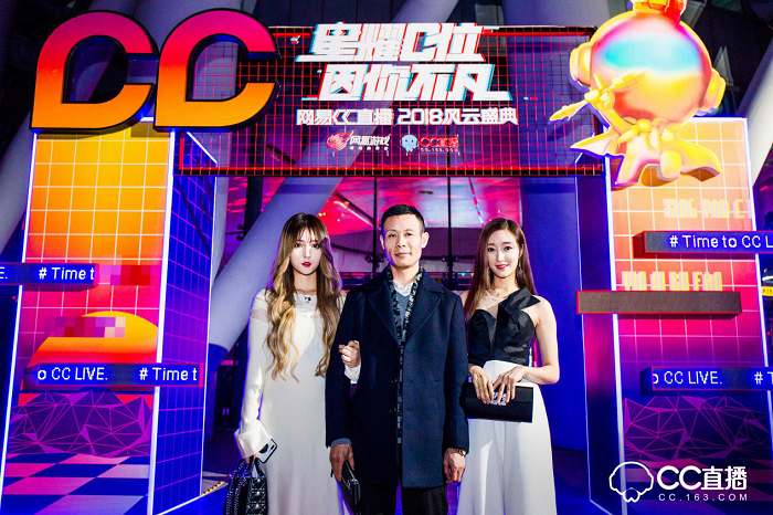 除此之外,網(wǎng)易CC直播對盛典現(xiàn)場也做了很多別出心裁的設(shè)計(jì),現(xiàn)場分為互動區(qū)、采訪區(qū)以及主題舞臺區(qū)。值得注意的是在互動區(qū)域,CC3D小金人通過投影技術(shù),實(shí)現(xiàn)不同的效果體驗(yàn),增強(qiáng)現(xiàn)場粉絲與主播的實(shí)時(shí)互動。在現(xiàn)場引起眾多粉絲駐足觀看的還有發(fā)光秋千,頗具創(chuàng)意的燈光效果設(shè)計(jì)引發(fā)了眾多粉絲拍照發(fā)微博以及朋友圈,分享實(shí)時(shí)動態(tài)。