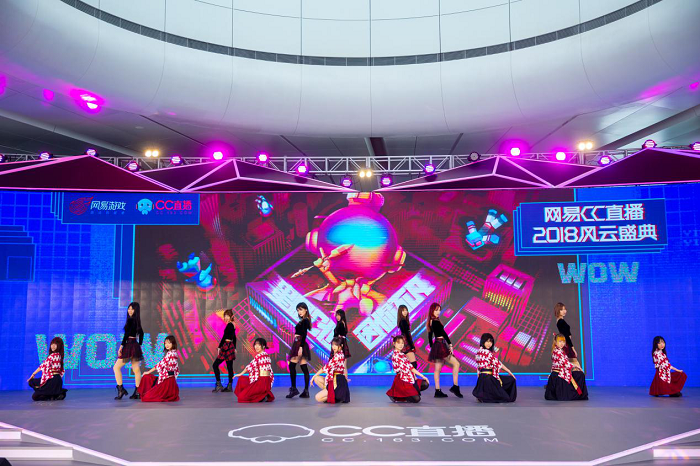 除此之外,網(wǎng)易CC直播對盛典現(xiàn)場也做了很多別出心裁的設(shè)計(jì),現(xiàn)場分為互動區(qū)、采訪區(qū)以及主題舞臺區(qū)。值得注意的是在互動區(qū)域,CC3D小金人通過投影技術(shù),實(shí)現(xiàn)不同的效果體驗(yàn),增強(qiáng)現(xiàn)場粉絲與主播的實(shí)時(shí)互動。在現(xiàn)場引起眾多粉絲駐足觀看的還有發(fā)光秋千,頗具創(chuàng)意的燈光效果設(shè)計(jì)引發(fā)了眾多粉絲拍照發(fā)微博以及朋友圈,分享實(shí)時(shí)動態(tài)。