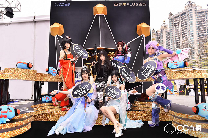 除此之外,網(wǎng)易CC直播對盛典現(xiàn)場也做了很多別出心裁的設(shè)計(jì),現(xiàn)場分為互動區(qū)、采訪區(qū)以及主題舞臺區(qū)。值得注意的是在互動區(qū)域,CC3D小金人通過投影技術(shù),實(shí)現(xiàn)不同的效果體驗(yàn),增強(qiáng)現(xiàn)場粉絲與主播的實(shí)時(shí)互動。在現(xiàn)場引起眾多粉絲駐足觀看的還有發(fā)光秋千,頗具創(chuàng)意的燈光效果設(shè)計(jì)引發(fā)了眾多粉絲拍照發(fā)微博以及朋友圈,分享實(shí)時(shí)動態(tài)。