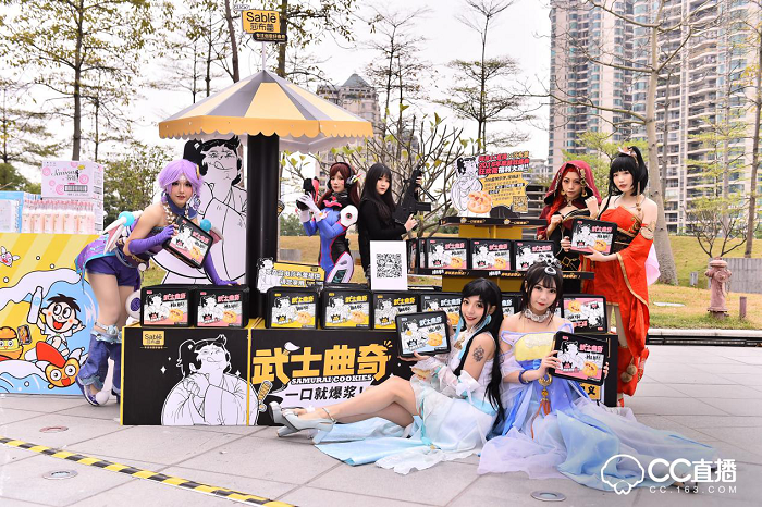 除此之外,網(wǎng)易CC直播對盛典現(xiàn)場也做了很多別出心裁的設(shè)計(jì),現(xiàn)場分為互動區(qū)、采訪區(qū)以及主題舞臺區(qū)。值得注意的是在互動區(qū)域,CC3D小金人通過投影技術(shù),實(shí)現(xiàn)不同的效果體驗(yàn),增強(qiáng)現(xiàn)場粉絲與主播的實(shí)時(shí)互動。在現(xiàn)場引起眾多粉絲駐足觀看的還有發(fā)光秋千,頗具創(chuàng)意的燈光效果設(shè)計(jì)引發(fā)了眾多粉絲拍照發(fā)微博以及朋友圈,分享實(shí)時(shí)動態(tài)。