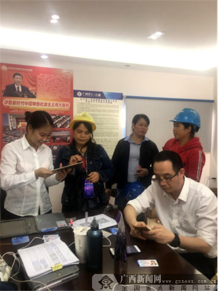 北部灣銀行南湖支行走進(jìn)工地開展“桂建通”卡營銷活動