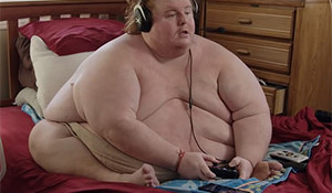 630斤宅男被母親趕出門 整天赤身打游戲，自稱吃到死