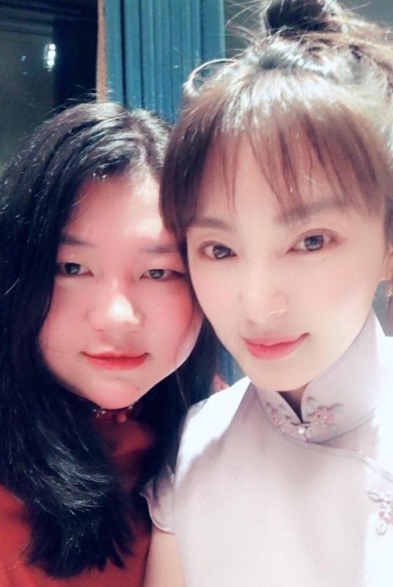 張雨綺的經(jīng)紀(jì)人公關(guān)能力太強(qiáng)，袁巴元服軟和解，稱只是一時(shí)沖動