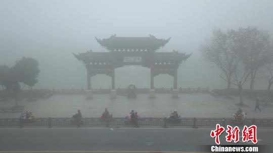 江蘇發(fā)布今年首個(gè)大霧紅警 多地能見(jiàn)度小于50米