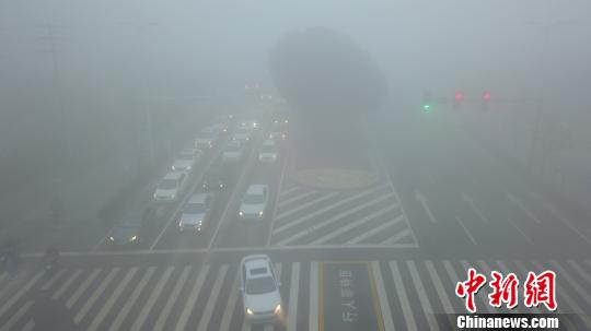 江蘇發(fā)布今年首個(gè)大霧紅警 多地能見(jiàn)度小于50米