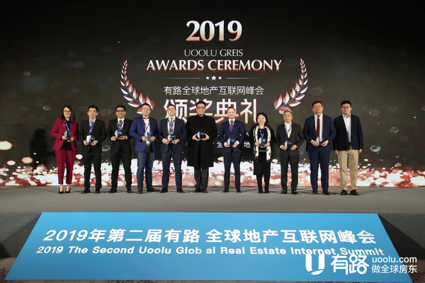 （有路聯(lián)合創(chuàng)始人&COO 王皓先生為獲獎項目頒獎）