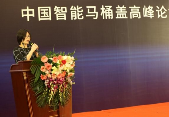 京東商城時尚居家平臺事業(yè)群家裝建材部廚房衛(wèi)浴部總監(jiān)馮秀紅致辭