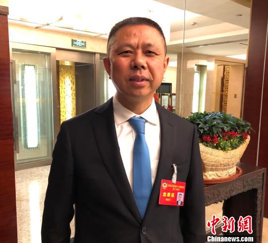  14日，正在南京參加江蘇省“兩會(huì)”的江蘇省政協(xié)常委、天合光能股份有限公司董事長(zhǎng)高紀(jì)凡接受中新網(wǎng)記者采訪。　朱曉穎　攝