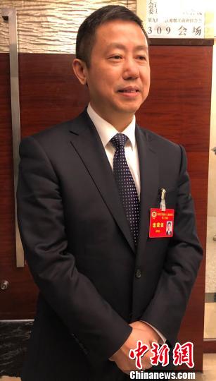 14日，正在南京參加江蘇省“兩會(huì)”的江蘇省政協(xié)常委、紅豆集團(tuán)董事局主席兼CEO周海江接受中新網(wǎng)記者采訪?！≈鞎苑f 攝