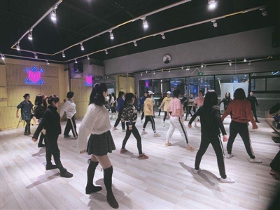 成都各公司紛紛準(zhǔn)備年會舞蹈節(jié)目 舞蹈老師迎授課高峰