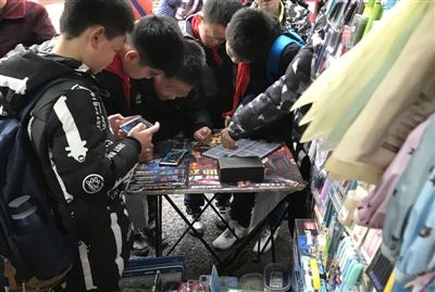 小學(xué)生正在玩游戲